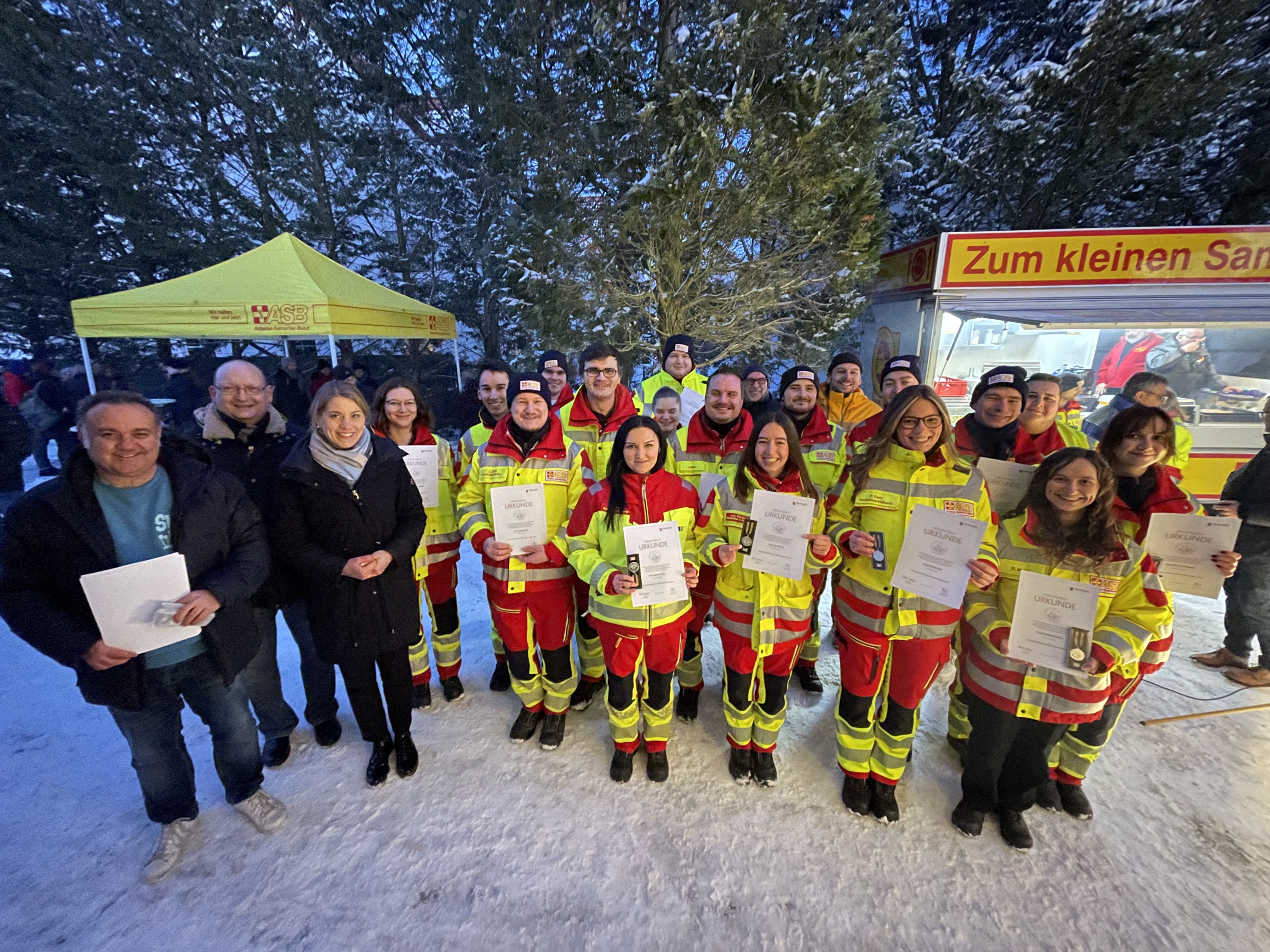 Feierstunde mit Medaillen und Glühwein